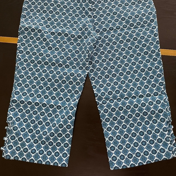 89th & Madison Capri Pants - Blue and White Size Medium EUC - Picture 4 of 10